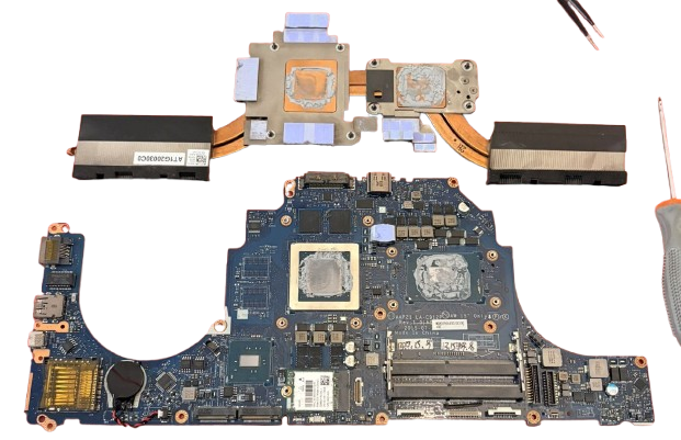 Radiateur Alienware 15 R2 retiré, CPU et GPU visibles