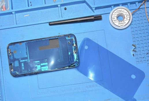Pose du joint d’étanchéité autour du châssis de l’iPhone 13 Pro Max