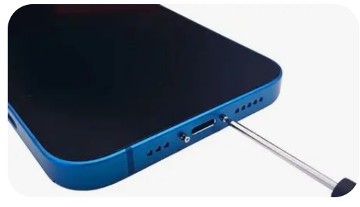 Retrait des vis Pentalobe au bas de l’iPhone 13 Pro Max