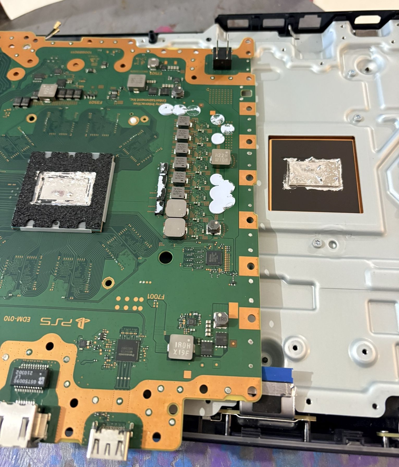 Carte mère PS5 CFI-1015A déposée sur le plan de travail