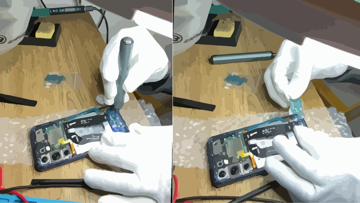 Technicien en train de démonter et réparer un smartphone Samsung